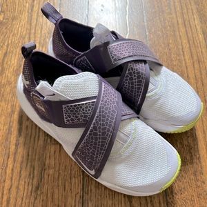 Kids Nike Flex Advance Sneakers in Violet. Size 2Y. Gently worn.